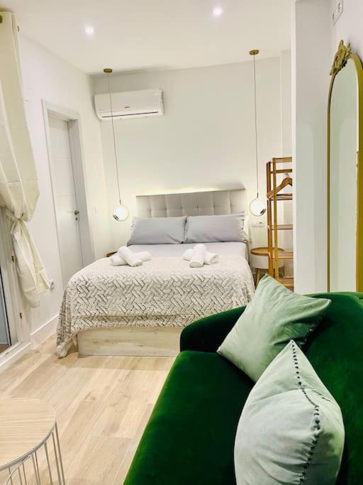 New Luxurious Studio With Patio/Center Apartment Malaga Luaran gambar