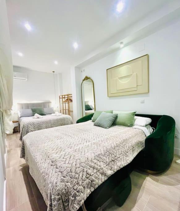 New Luxurious Studio With Patio/Center Apartment Malaga Luaran gambar