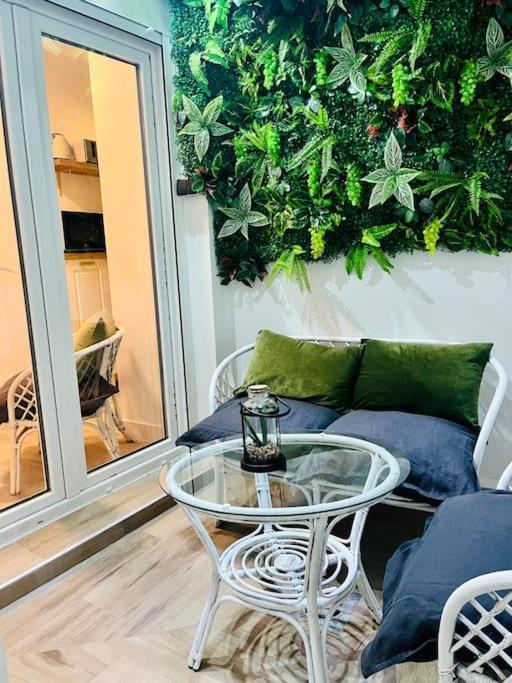 New Luxurious Studio With Patio/Center Apartment Malaga Luaran gambar