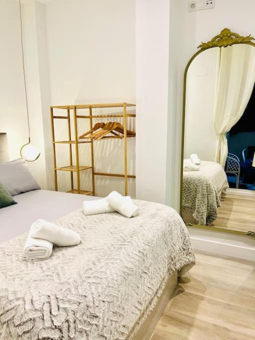 New Luxurious Studio With Patio/Center Apartment Malaga Luaran gambar